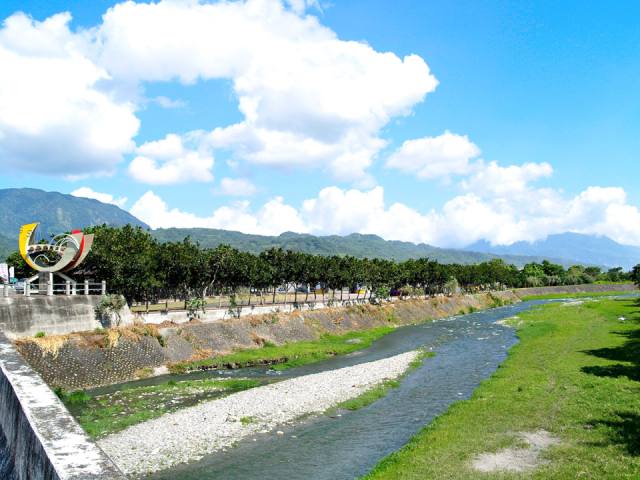 關山親水公園：河道與山景