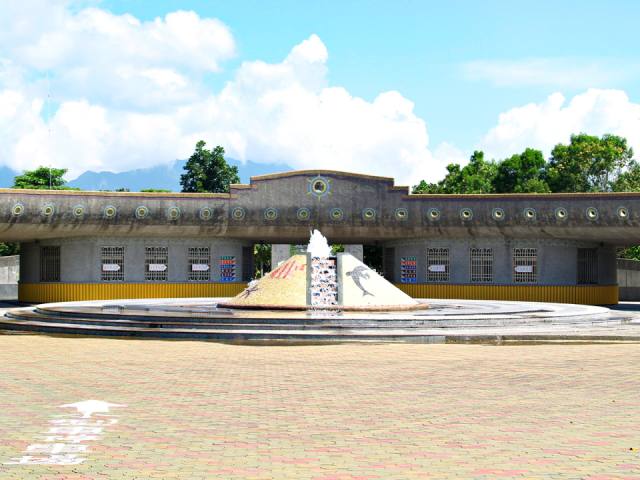 關山親水公園：廣場與噴水池