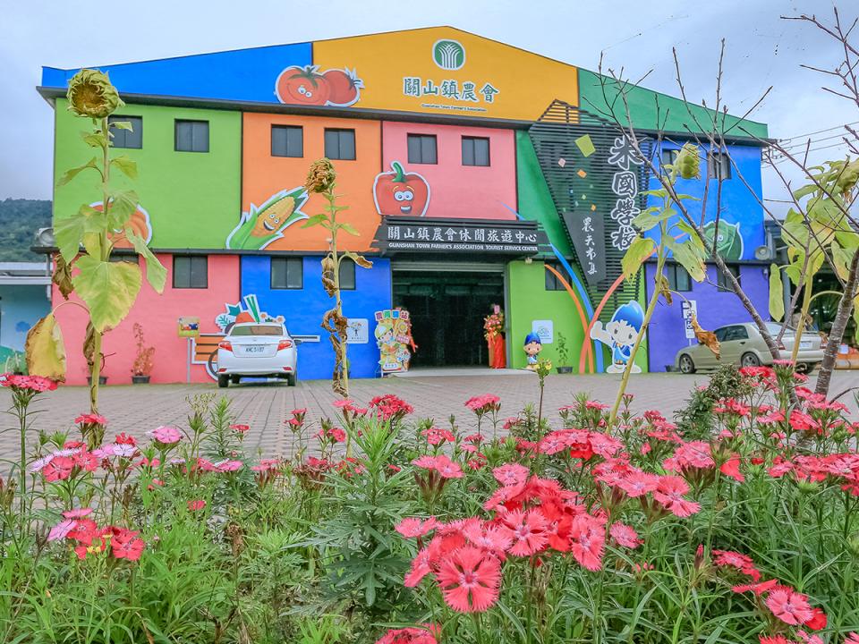 關山米國學校：彩繪的建築與花圃